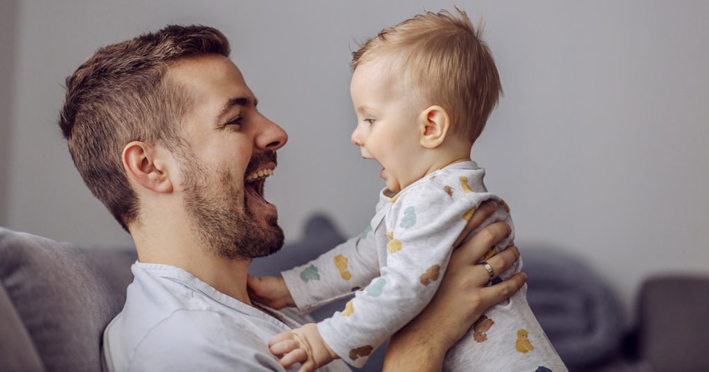 چگونه اولین کلمات کودک را تقویت کنیم ؟