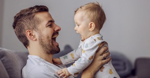 چگونه اولین کلمات کودک را تقویت کنیم ؟